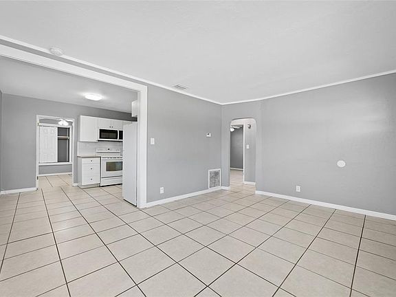 5th image of 3246 20th Ave S