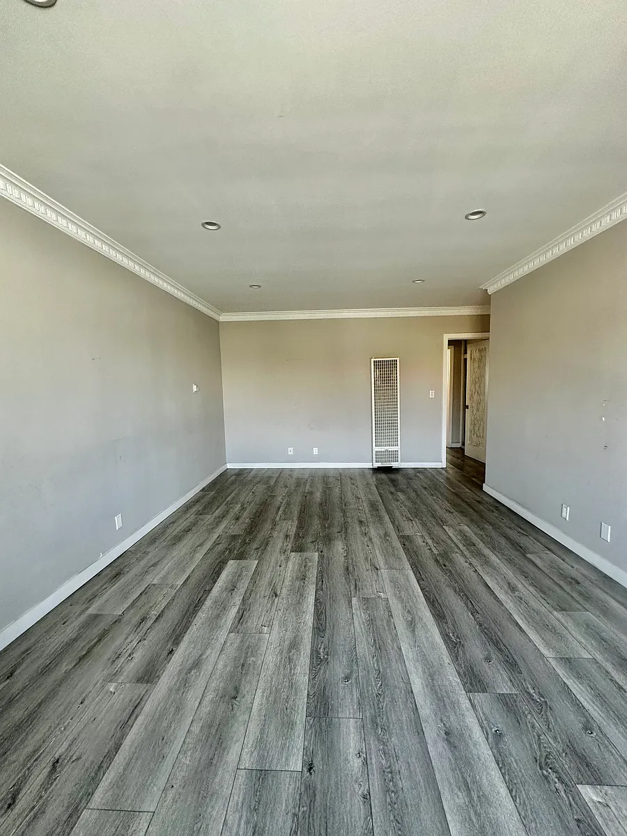 Building Photo - 3960 W 8th St #8