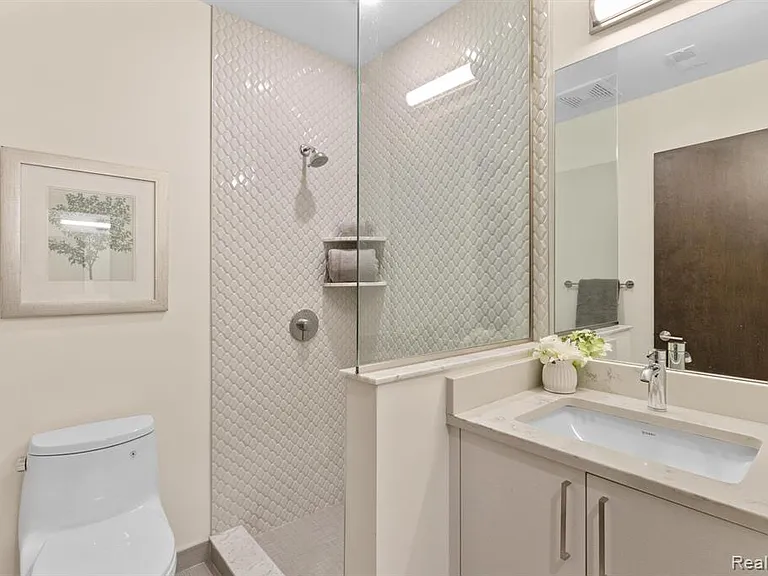 438 Selden St #404 — Photo 23