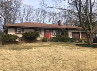 19 Walter St, Holbrook, NY 11741