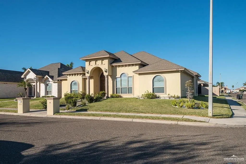 3 bed, 2.0 bath, 2217 sqft, $2,300 — Photo 2