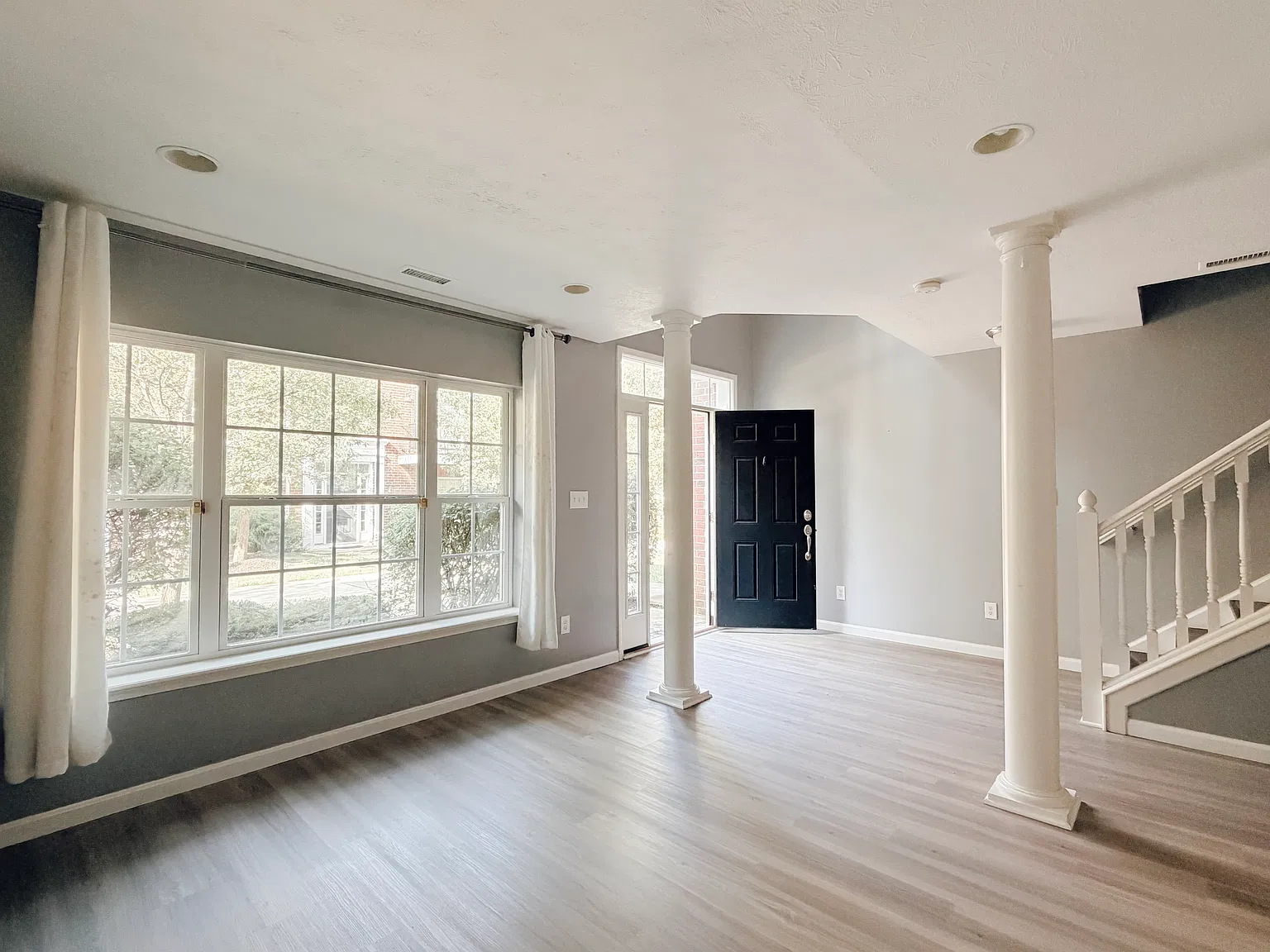 11910 Riley Dr — Photo 2