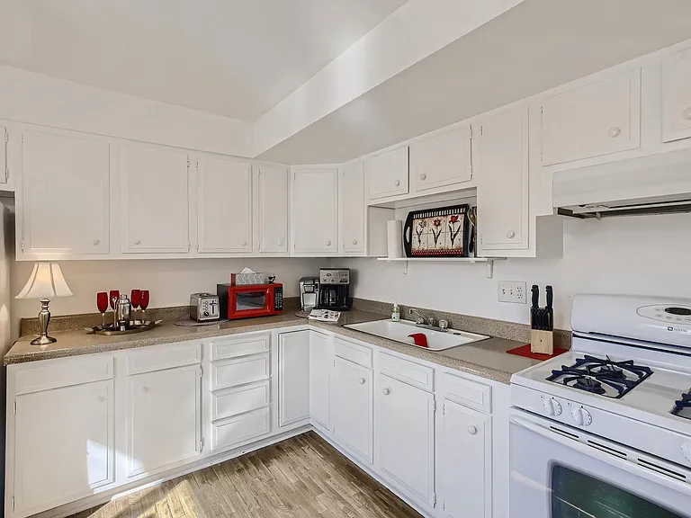 528 Pratt St — Photo 4