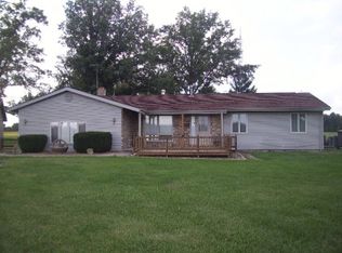 785 Clover Ln, Flora, IL 62839