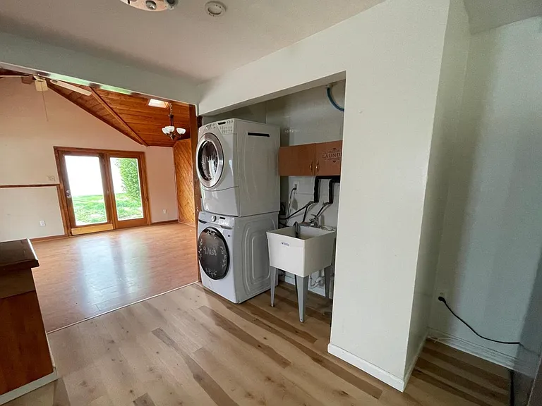 1048 Cornwells Ave — Photo 9
