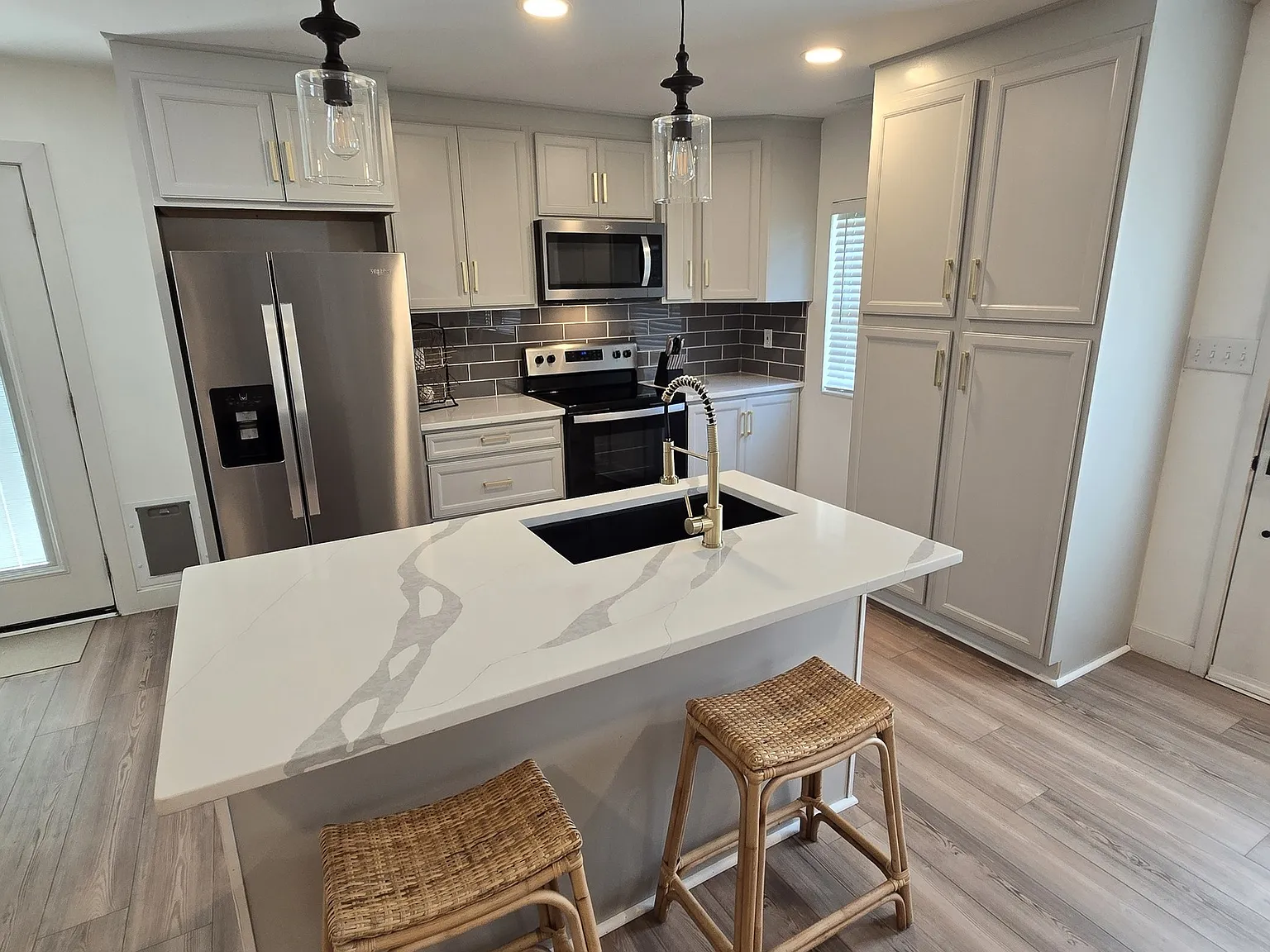 3 bed, 2.0 bath, 1025 sqft, $2,200 — Photo 4