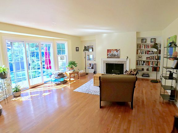 5th image of 1045 Southlawn Ave