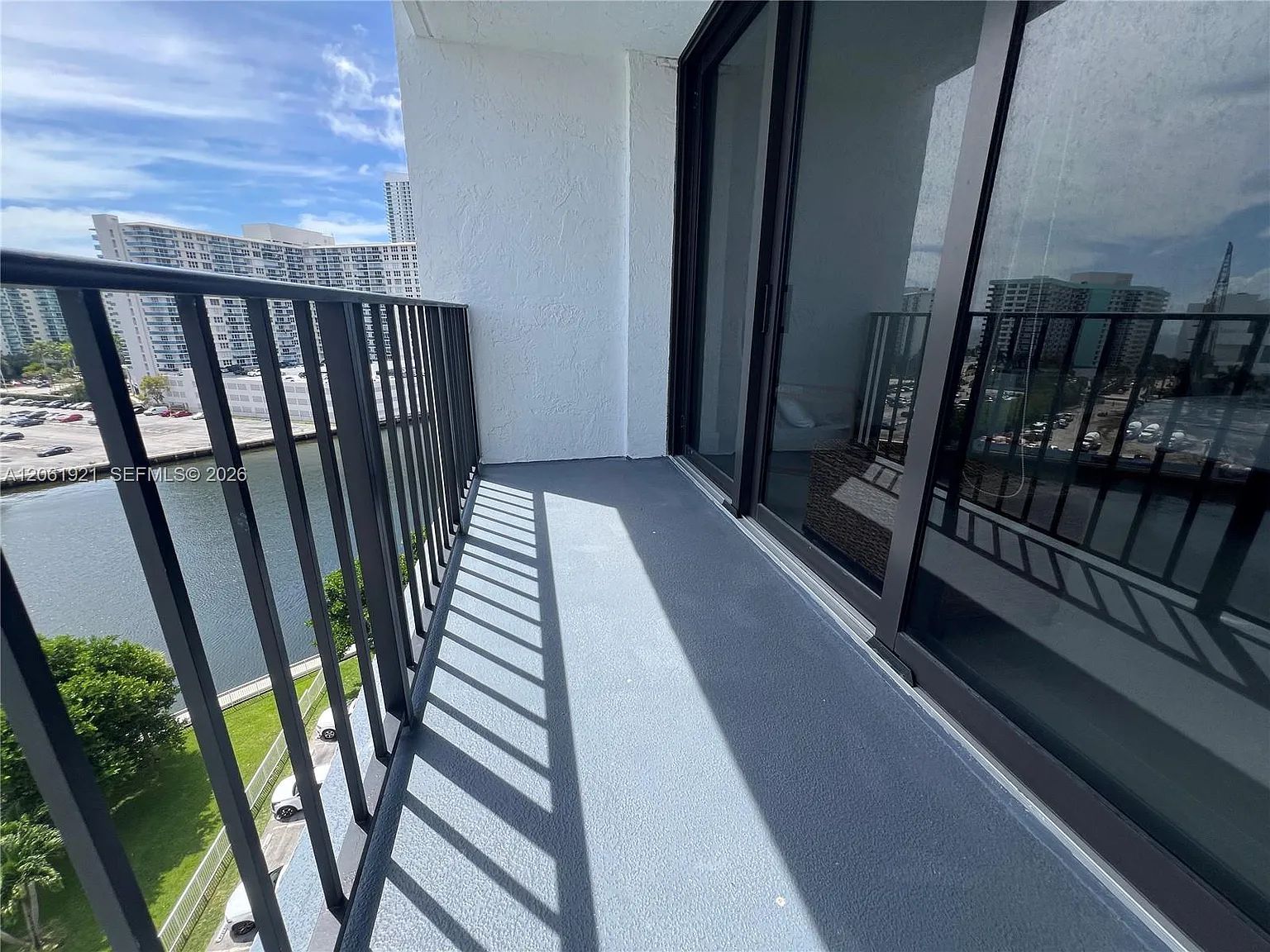 200 Leslie Condo — Photo 2