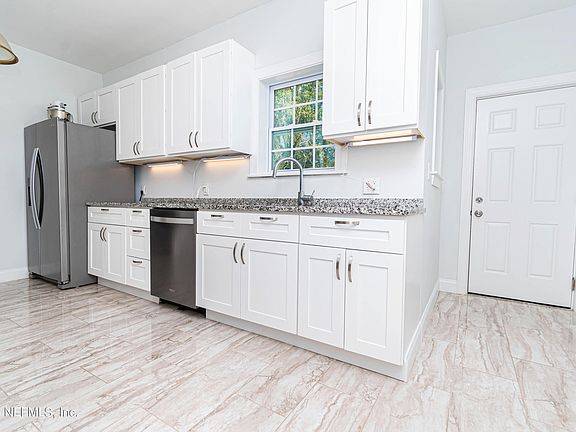 4th image of 2726 BROADWAY Avenue