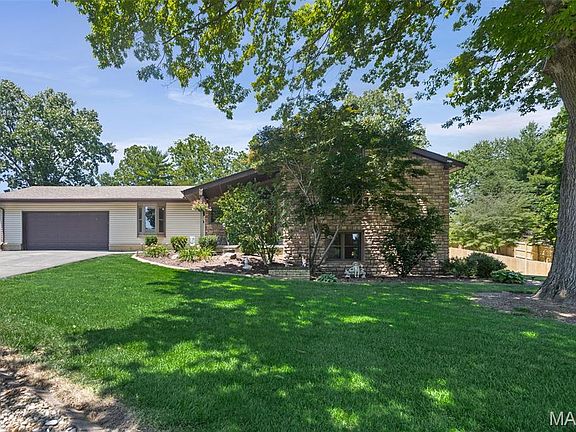 5th image of 40 Orchard Hill Dr