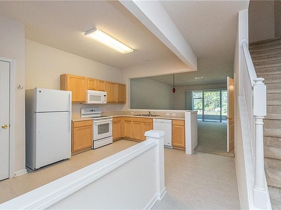 4th image of 942 Vista Cay Ct