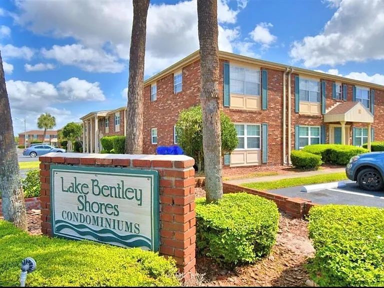 1920 E Edgewood Dr #I4 — Photo 2