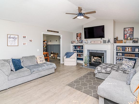 3rd image of 6039 Lonetree Way