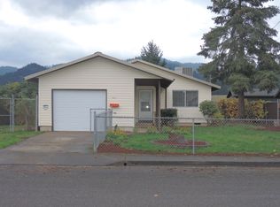 880 SE Vine Maple Dr, Myrtle Creek, OR 97457