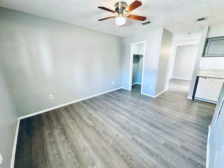 Awesome open Studio Apartments Close to Downtown — Photo 30