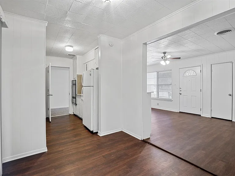 711 N Carroll Blvd — Photo 11