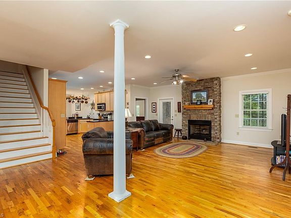 4th image of 1086 Stonehead Ln