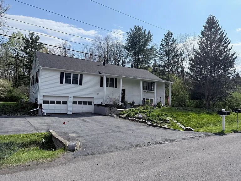 33 Meadowlark Dr — Photo 1