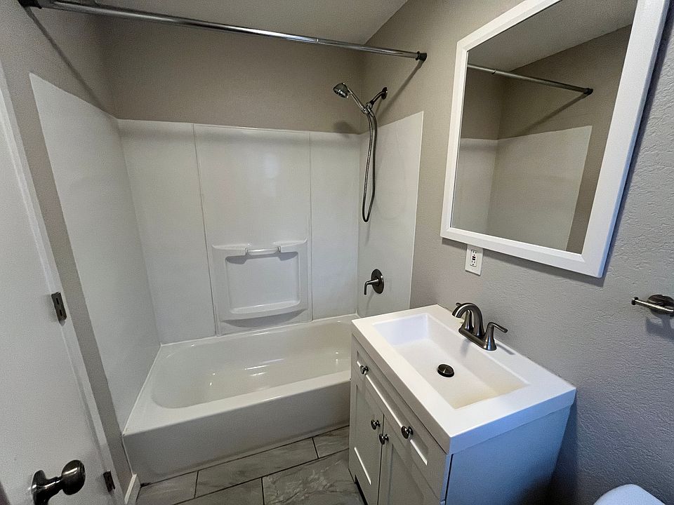 1 Bed with office bathroom