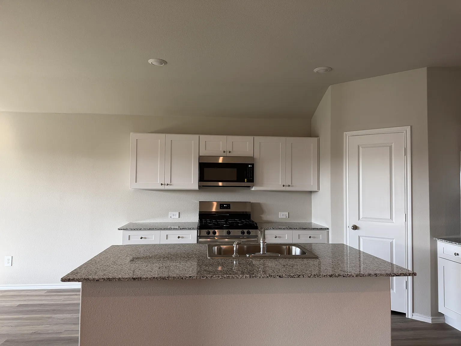 4 bed, 1702 sqft, $2,100 — Photo 4