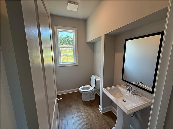 3rd image of 352 Lakeside Ct
