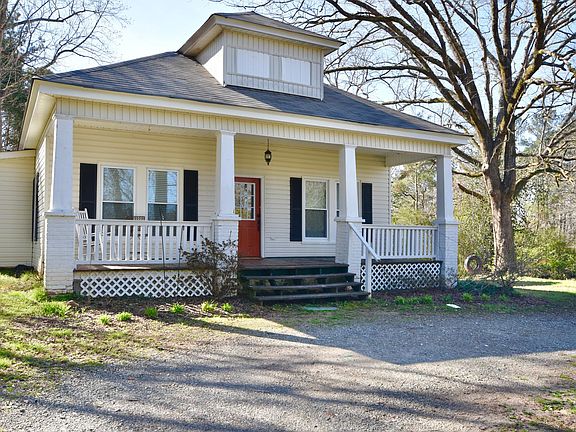 Inviting front porch!