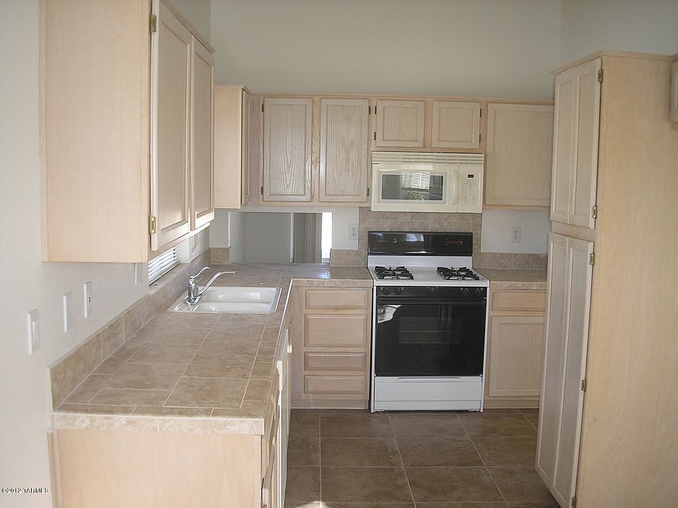 1st image of 915 E Saguaro Dr N