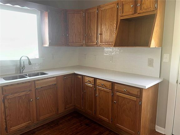 5th image of 121 Cotton St