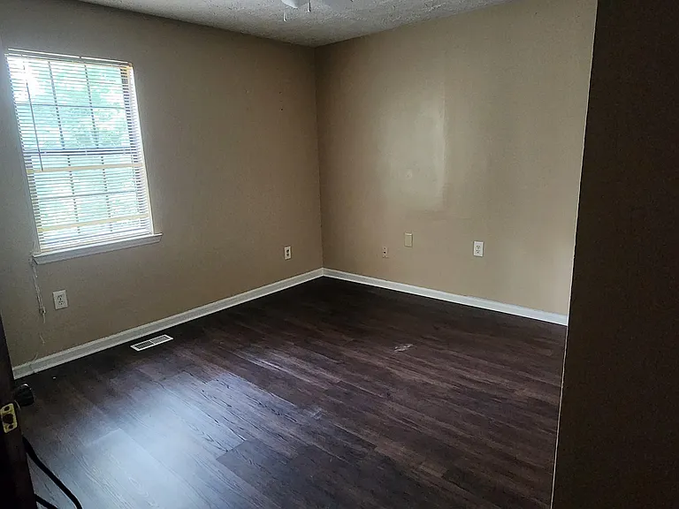 1045 Lombardy Way — Photo 6
