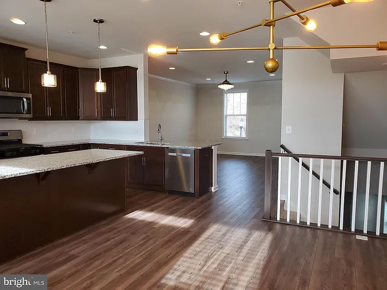 304 Faversham Pl — Photo 12
