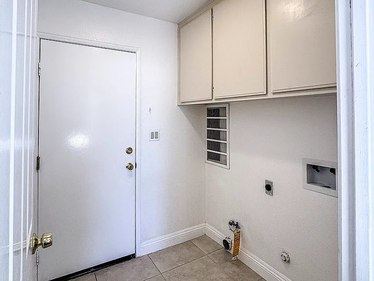 25035 Eaton Ln — Photo 26