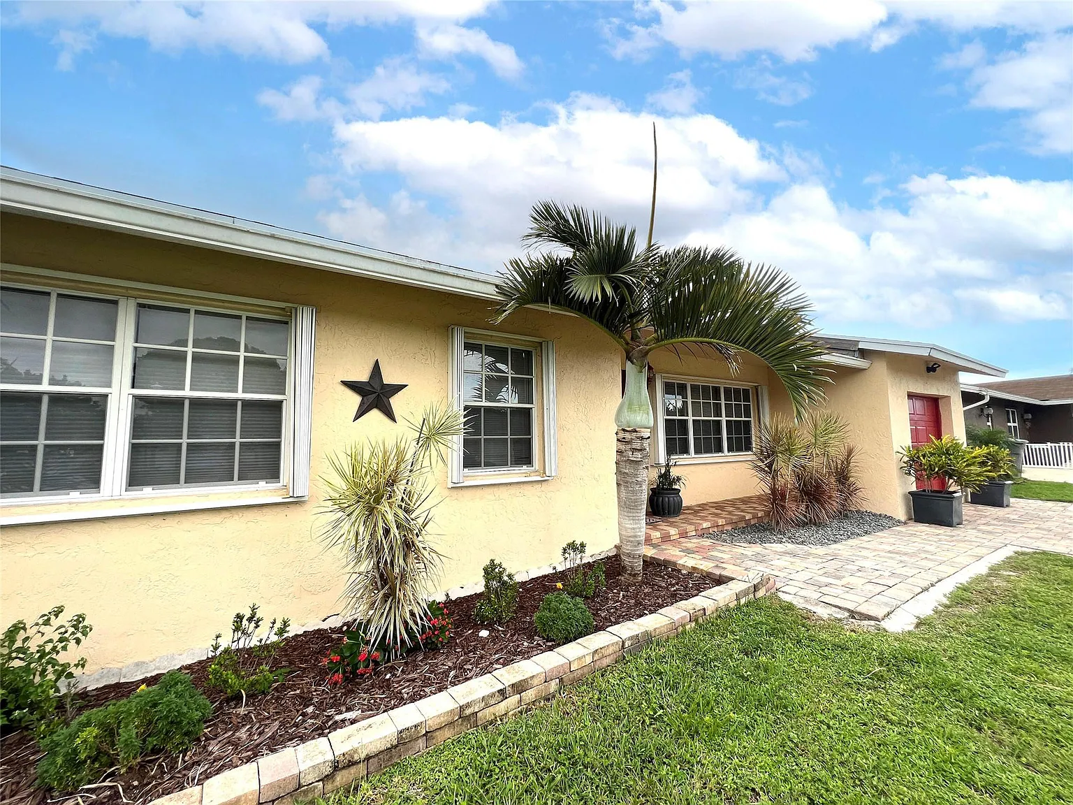 3 bed, 2.0 bath, 1045 sqft, $3,600 — Photo 2