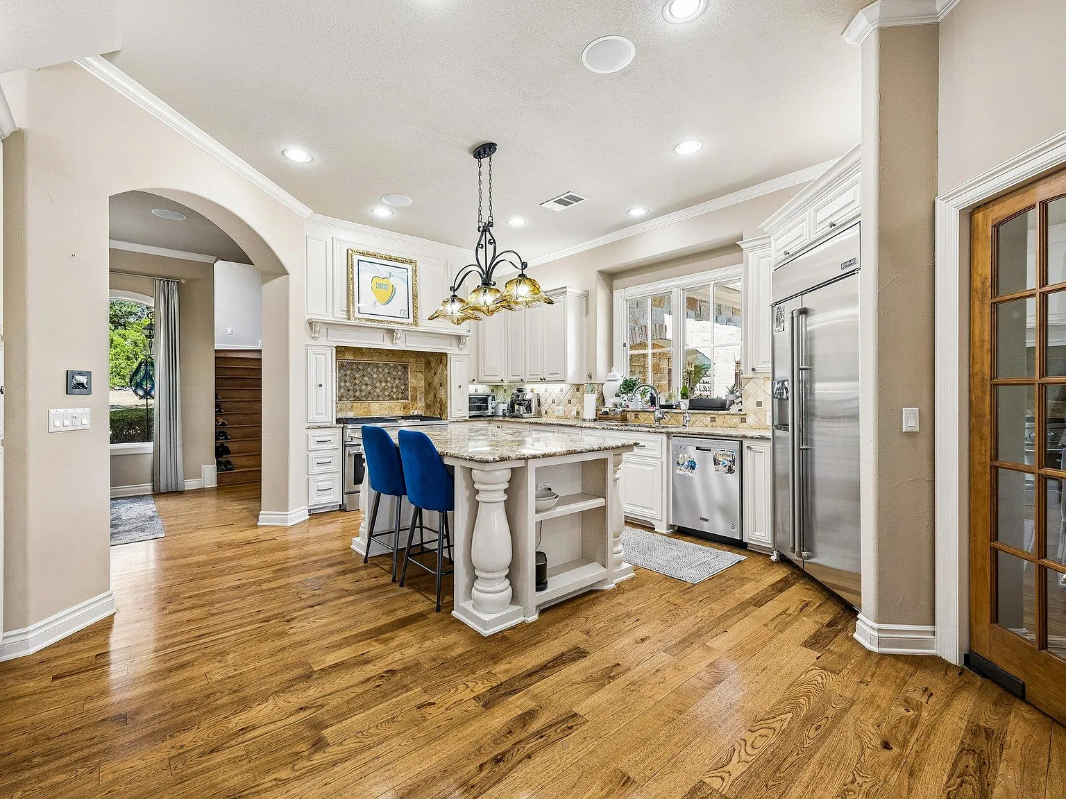 5 bed, 5.0 bath, 5995 sqft, $9,500 — Photo 4