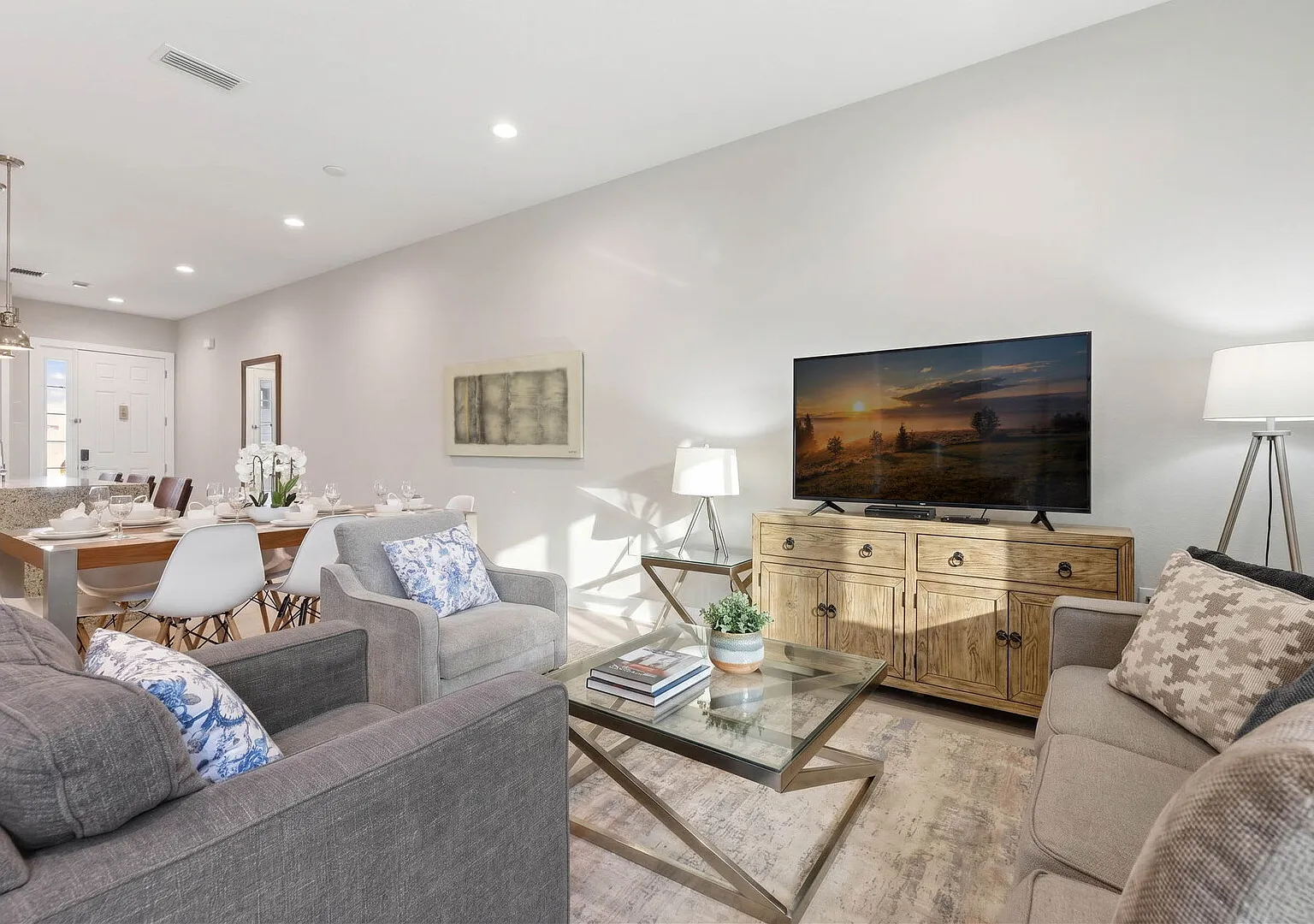 4 Suites, Private Jacuzzi & Prime Location — Photo 1