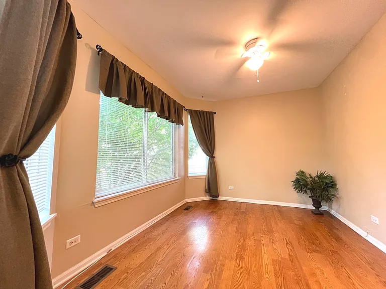 812 Canterbury Ln — Photo 9