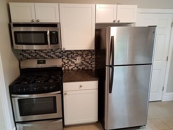 2nd image of 924 Knapp St NE APT 2