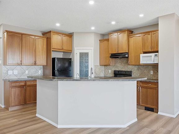 3rd image of 249 S Saddlecrest Way NE