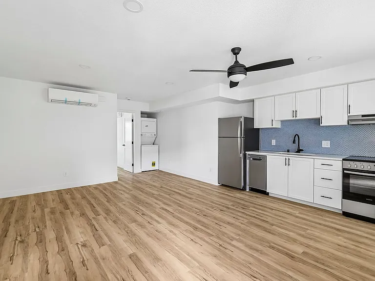 The Crest |NEWLY Renovated Studios, Lofts, 1, 2 & 3 Bedroom Homes Near the Beach — Photo 6