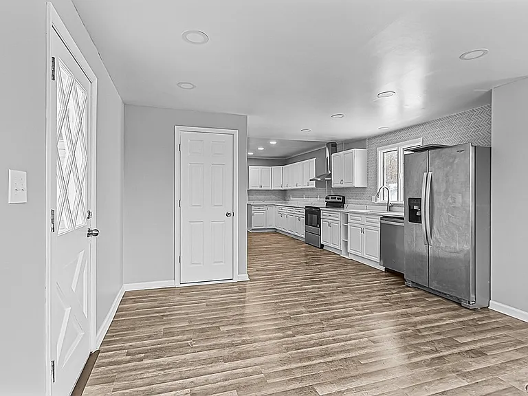 11 Winmar Cres — Photo 16