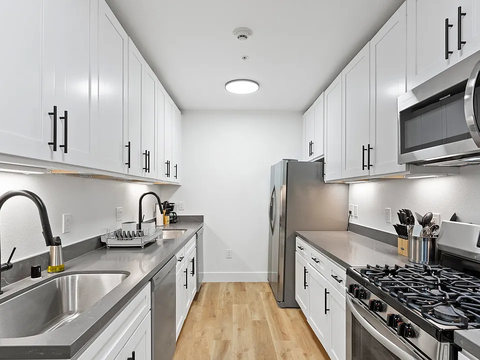 JSN_2ndFlKitchen_02_600kb