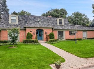 31 N Duval Rd, Grosse Pointe Shores, MI 48236