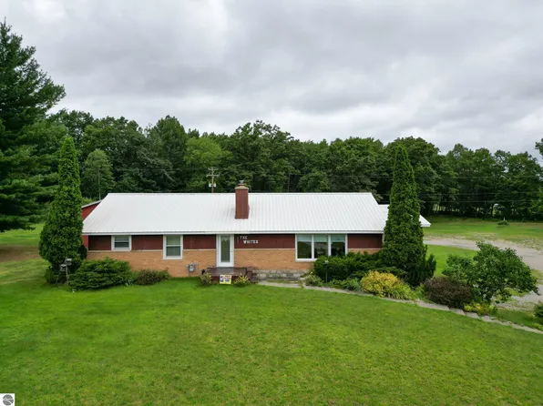 2404 W Cadillac Dr, Farwell, MI 48622