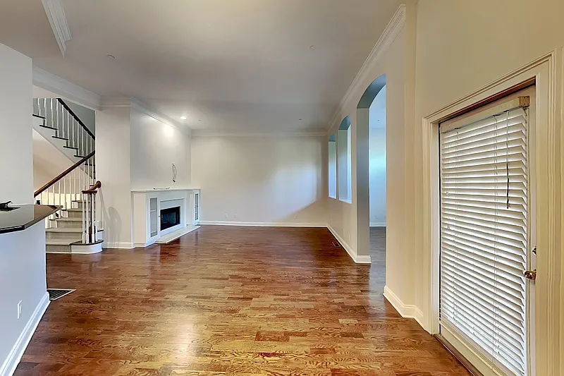 3 bed, 3.5 bath, 3375 sqft, $3,700 — Photo 3
