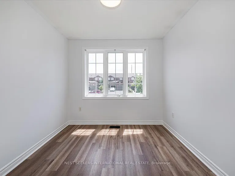 116 Courtney Cres #UPPER LEVEL — Photo 4