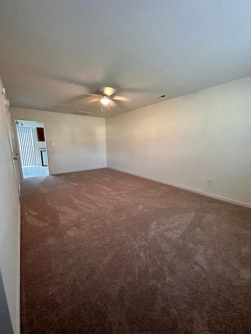 105 E Coopers Ct — Photo 2