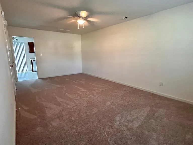 105 E Coopers Ct — Photo 2
