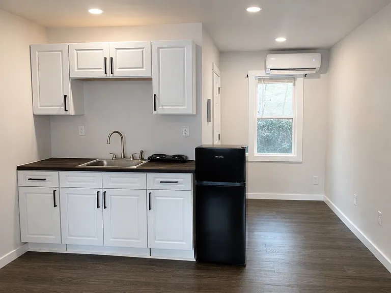 671 E Court St #12 — Photo 5