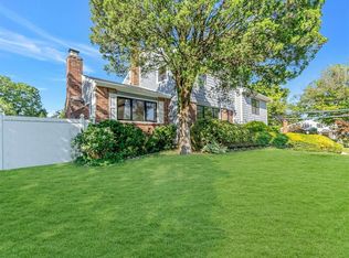 2 Garnet Ln, Plainview, NY 11803