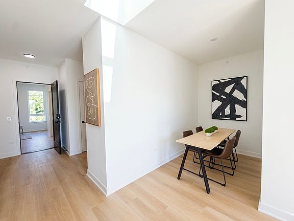 3rd image of 1100-15 W Grand Ave #301