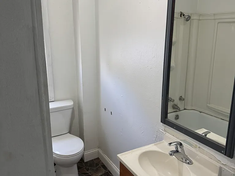 921 S Ellis St — Photo 1